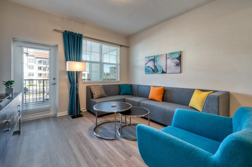 Comfortable home with balcony near Universal Parks