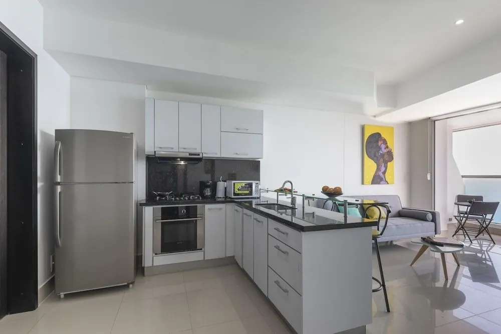 Stunning Highrise Seafront Apartment