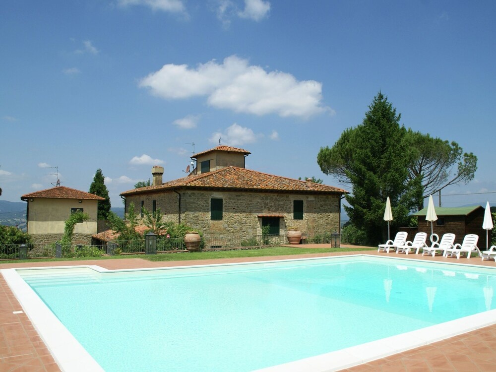 Cozy Holiday Home in Tuscany With Swimming Pool
