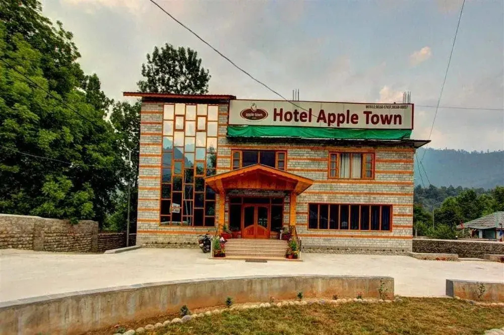 Aamod at Apple Town