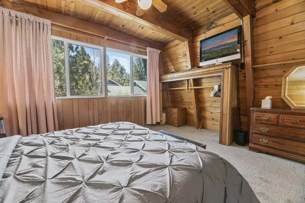 The Grizzly Grotto - Gorgeous Gambrel With Gaming Consoles And Fast Wifi! 3 Bedroom Cabin