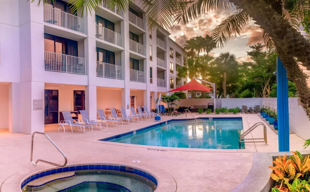 Courtyard by Marriott - Naples
