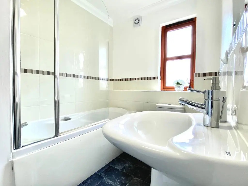 100 Thornhill Drive, Elgin (Adults Only)