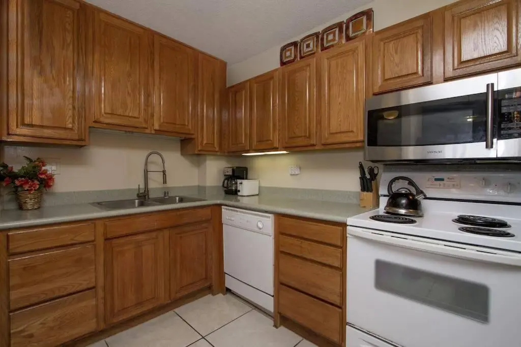 Royal Kuhio Penthouse With Ocean View on 35th Floor