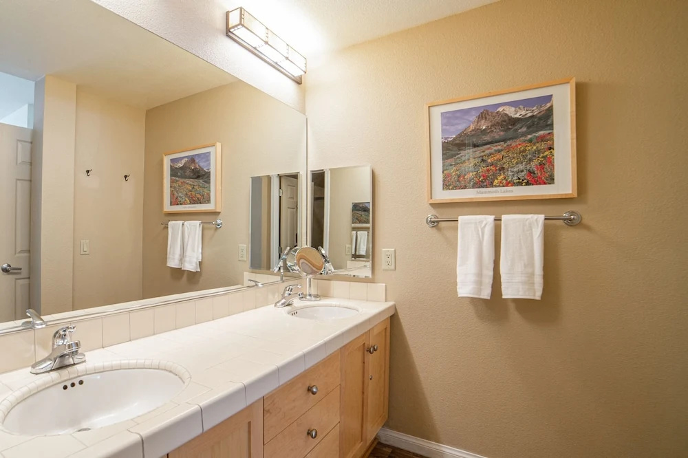 Updated W/ Pool & Hot Tub - Walk To Lift! 2 Bedroom Condo