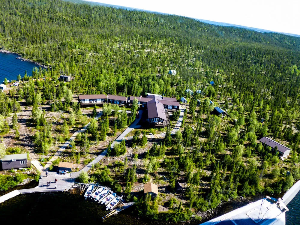 Selwyn Lake Lodge