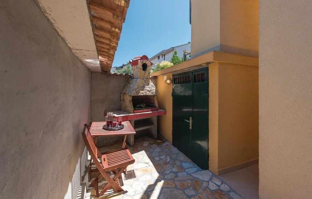 Four-Bedroom Holiday Home In Brodarica