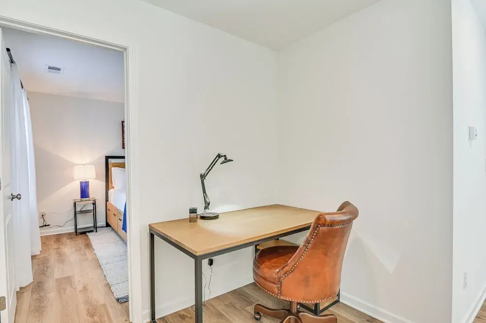 Charming Charlotte Townhome: 6 Mi to Downtown!
