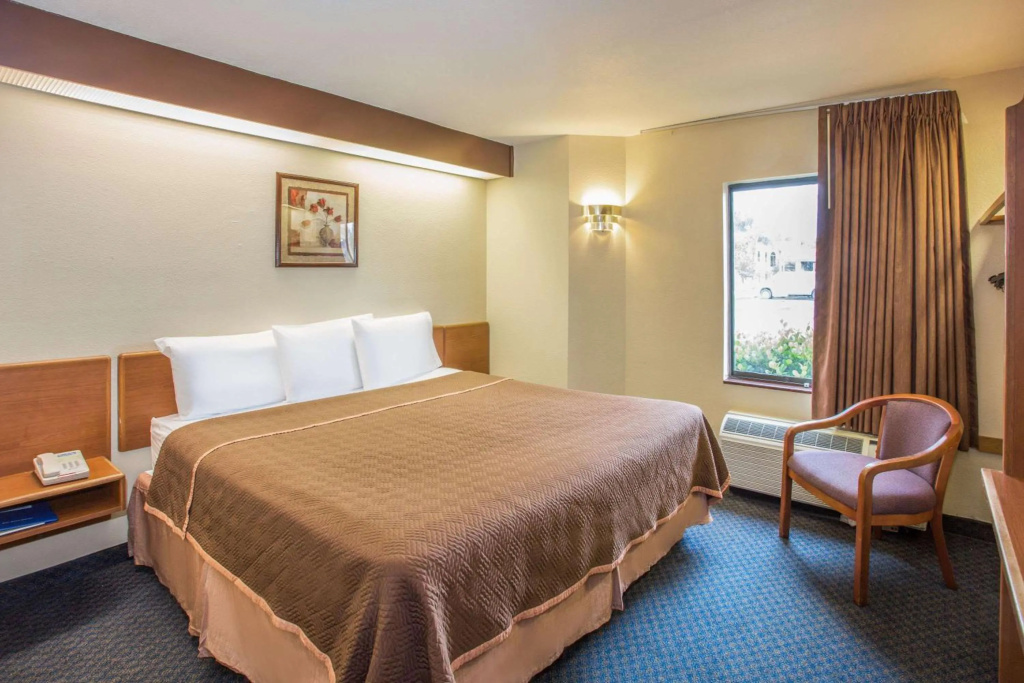 Travelodge by Wyndham Fort Myers Airport