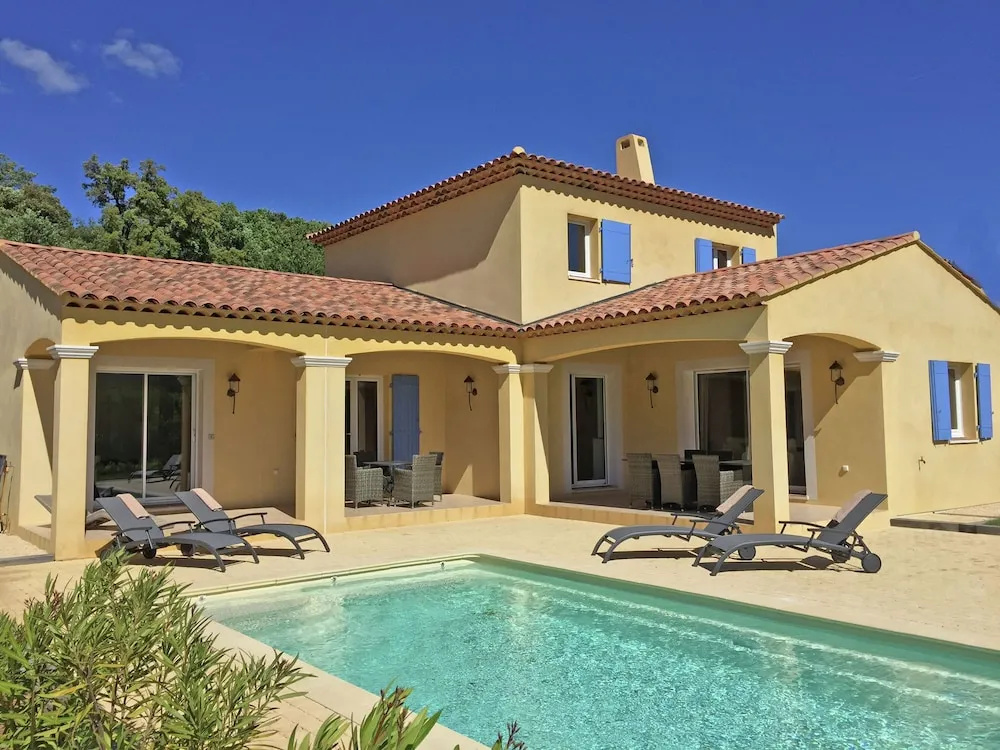 Contemporary villa in Le Plan-de-la-Tour with pool