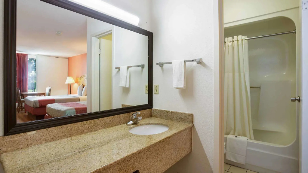 Motel 6-Clarksville, TN