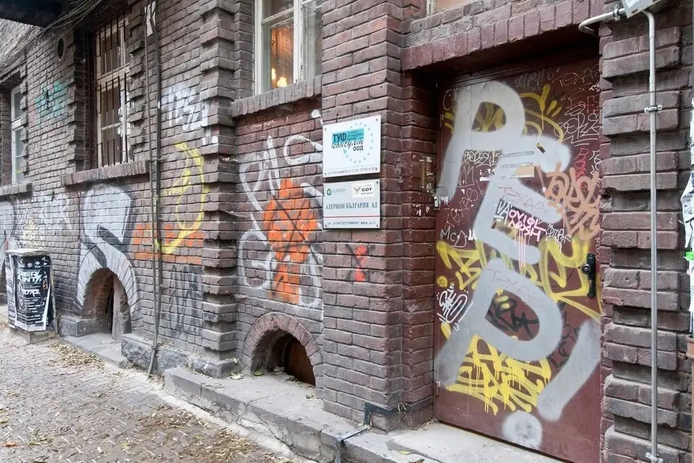 TOP CENTRAL Hideout close to Everything AC + WIFI + TV