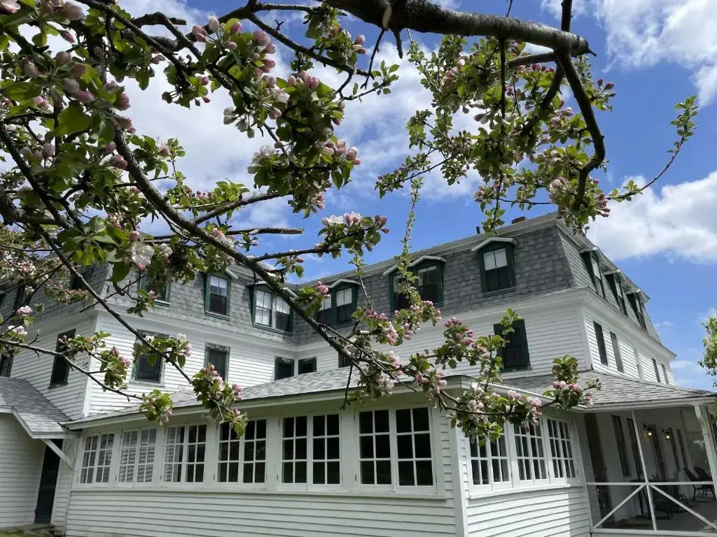Oakland House Seaside Inn & Cottages