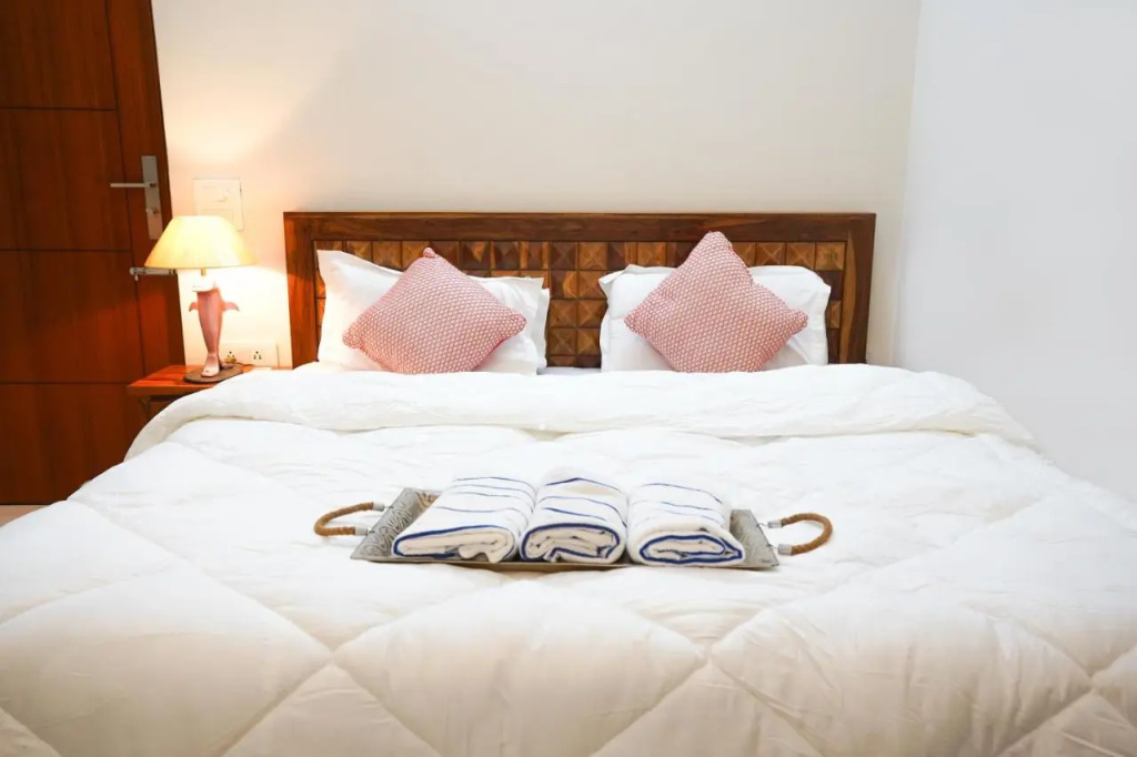 Lime Tree Luxurious 3BHK Serviced Apartment Near Medanta