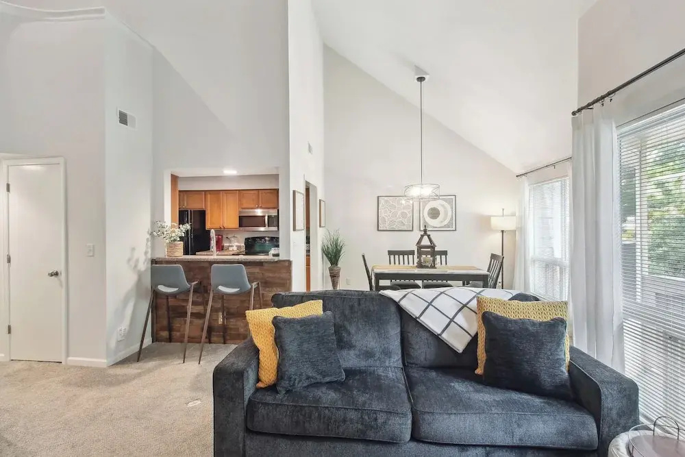 Overland Park Condo, Close to Lakes & Parks!