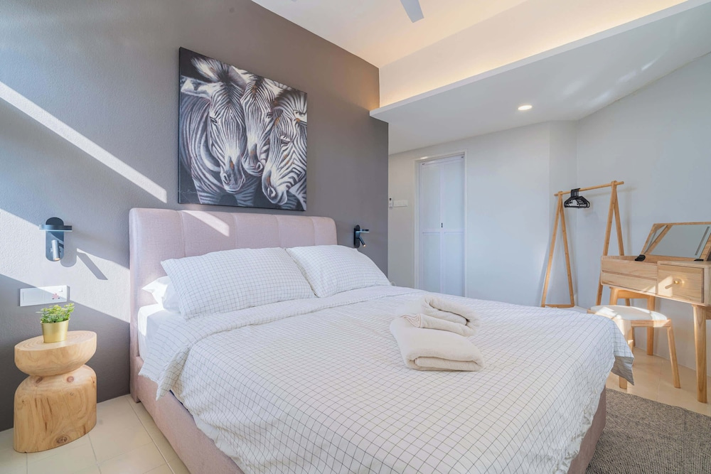 Stylish 3BR Stay Near Gurney Drive, Free Parking