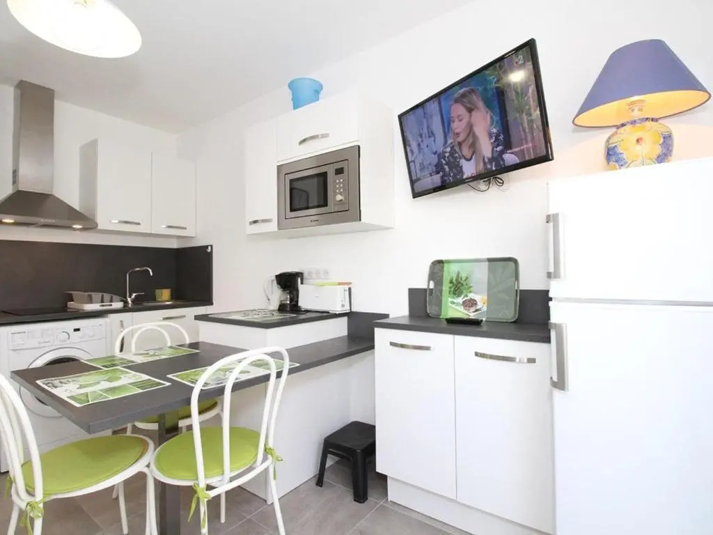 Appartement Balaruc-les-Bains, 1 pièce, 4 personnes - FR-1-553-125