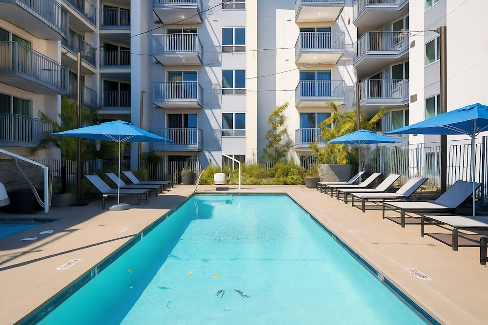 1BR Universal Studios Pool Gym Parking