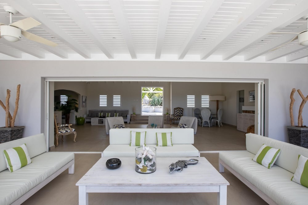 Walk to the Beach! Fabulous Villa With Huge Heated Pool, AC, Free Wifi, Ideal for Groups