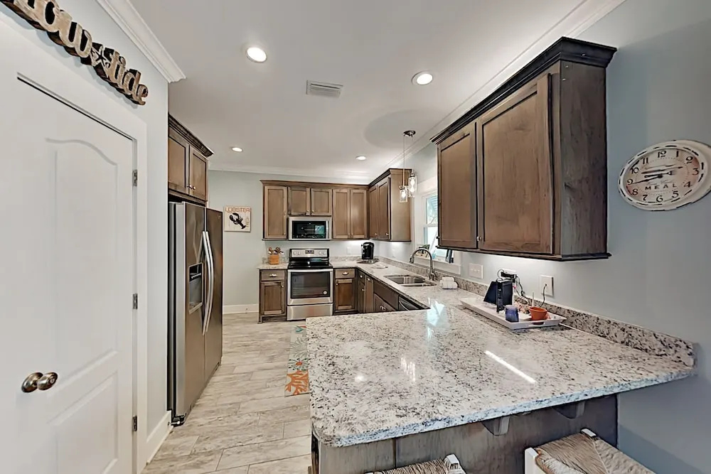 Stylish Beach W/ 2 Pools & Screened Deck 3 Bedroom Cottage
