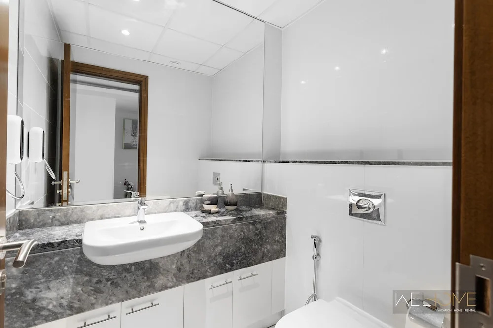 WelHome - Stunning 3BR Apartment with Balcony and Canal View