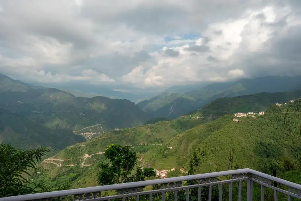 The Perch - 2bhk w panoramic hill view by Roamhome