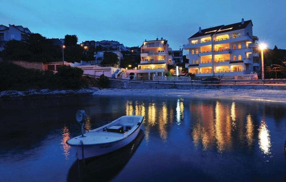 Eight-Bedroom Holiday Home Okrug Gornji With Sea View 05