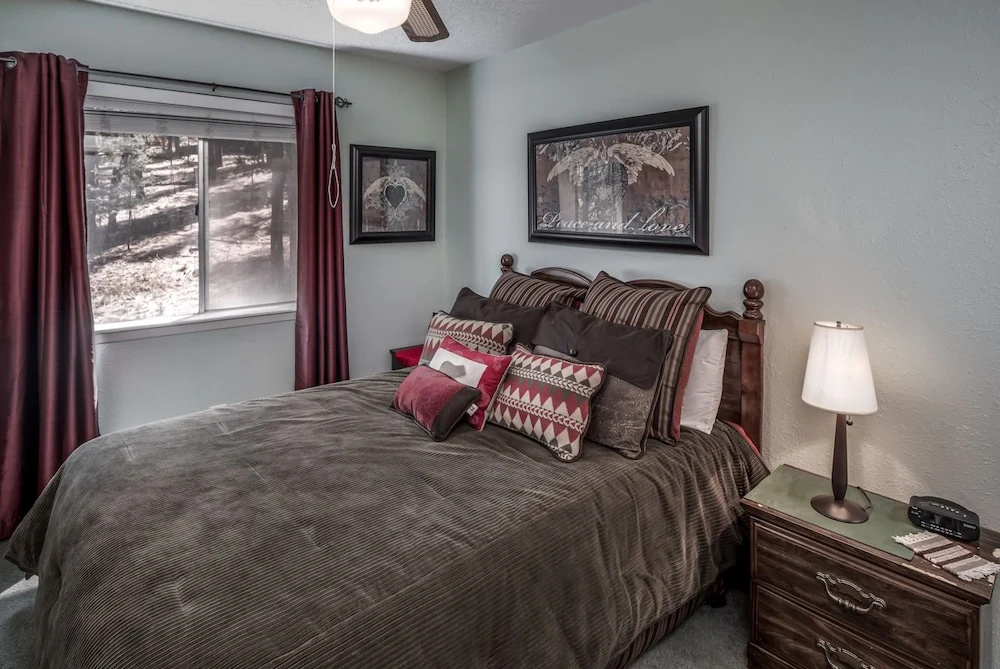 1st Wood N' Box Lodge - Three Bedroom Cabin