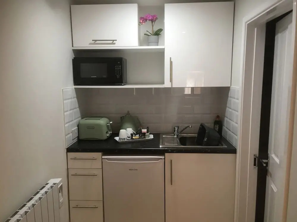 Trumbles Gatwick B&B, Peaceful Stay with Parking & Easy Airport Access