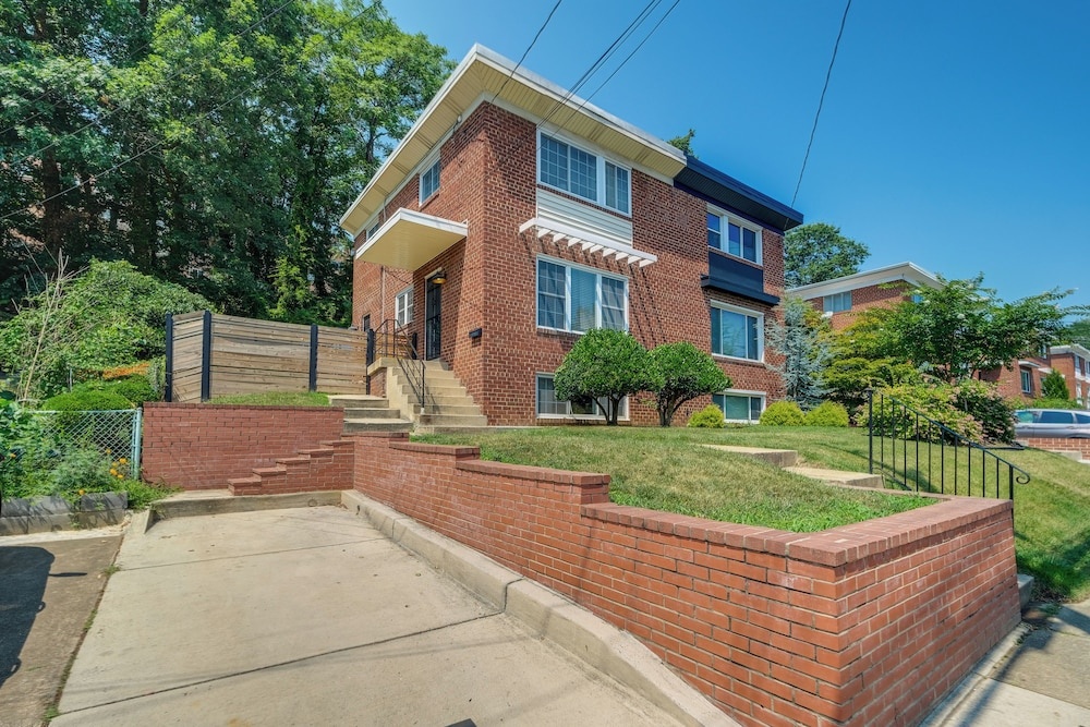 Arlington Townhome w/ Furnished Patio!