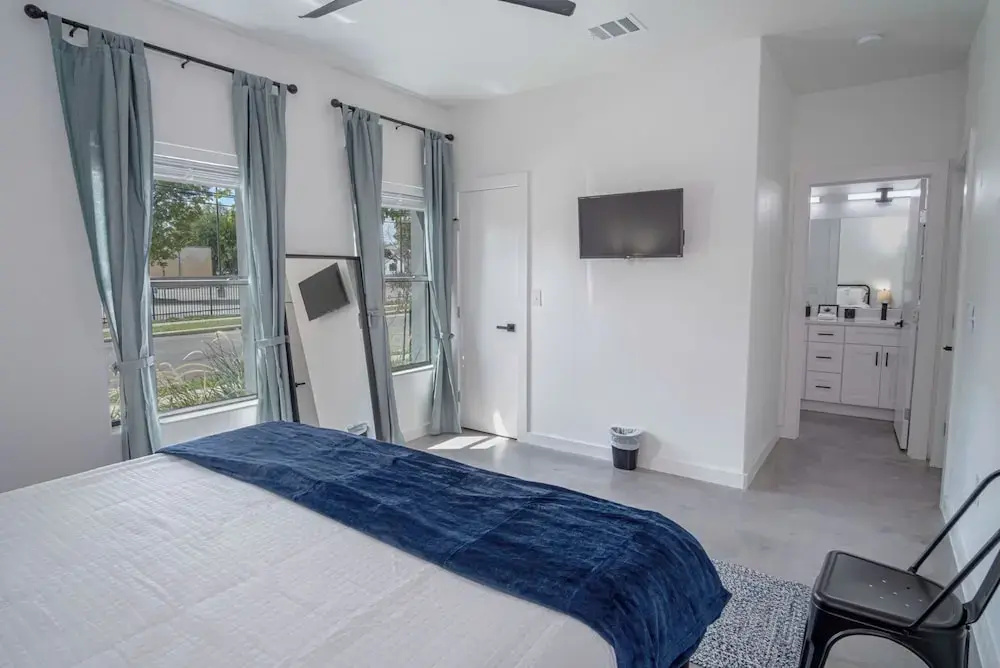 Gorgeous 3 BR 2 BA Near Amazing Downtown