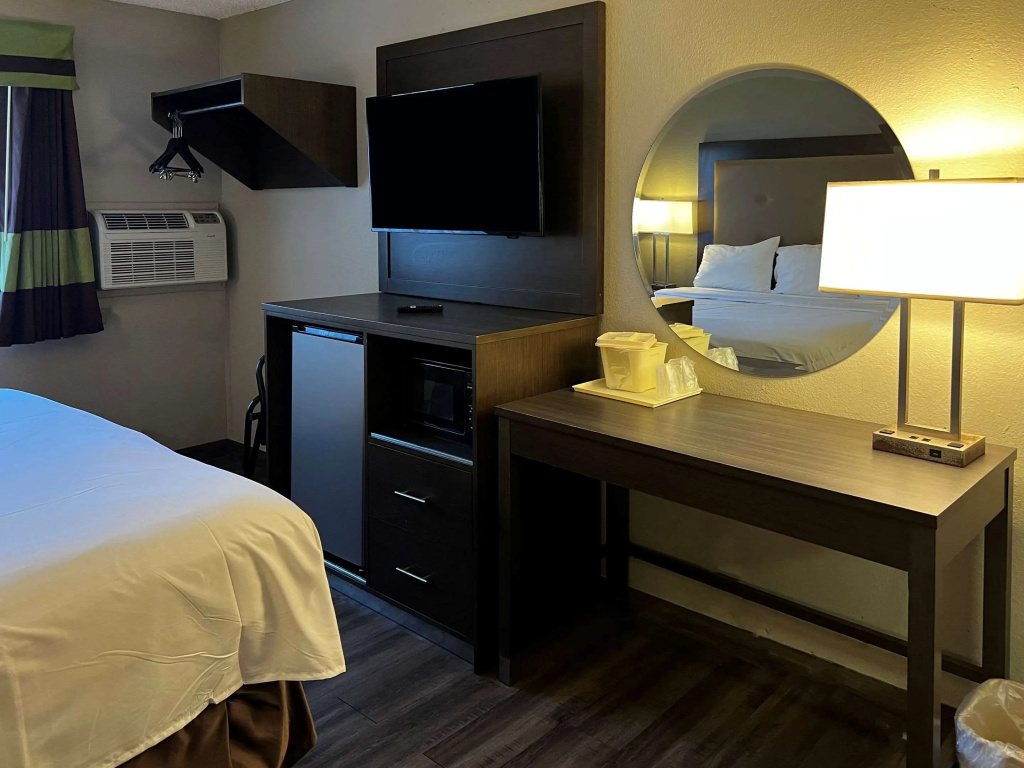 Econo Lodge Spring Lake near Fort Bragg