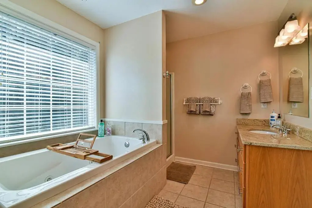 Gorgeous home with hot tub just 7 miles to downtown Asheville!