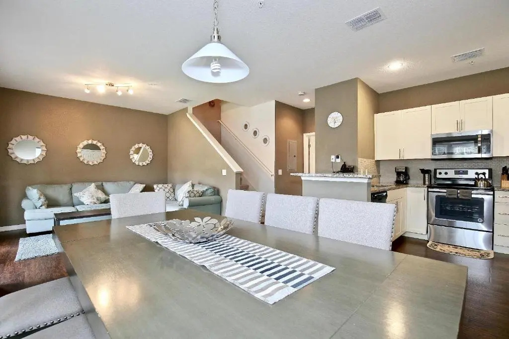 Amazing townhouse fits in10 gated community just 10 min to Disney!