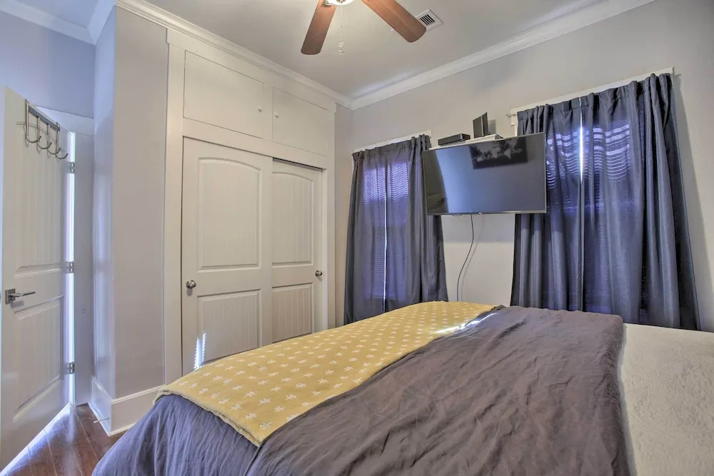Walk to Restaurants Getaway Less Than 1 Mi to Seawall!