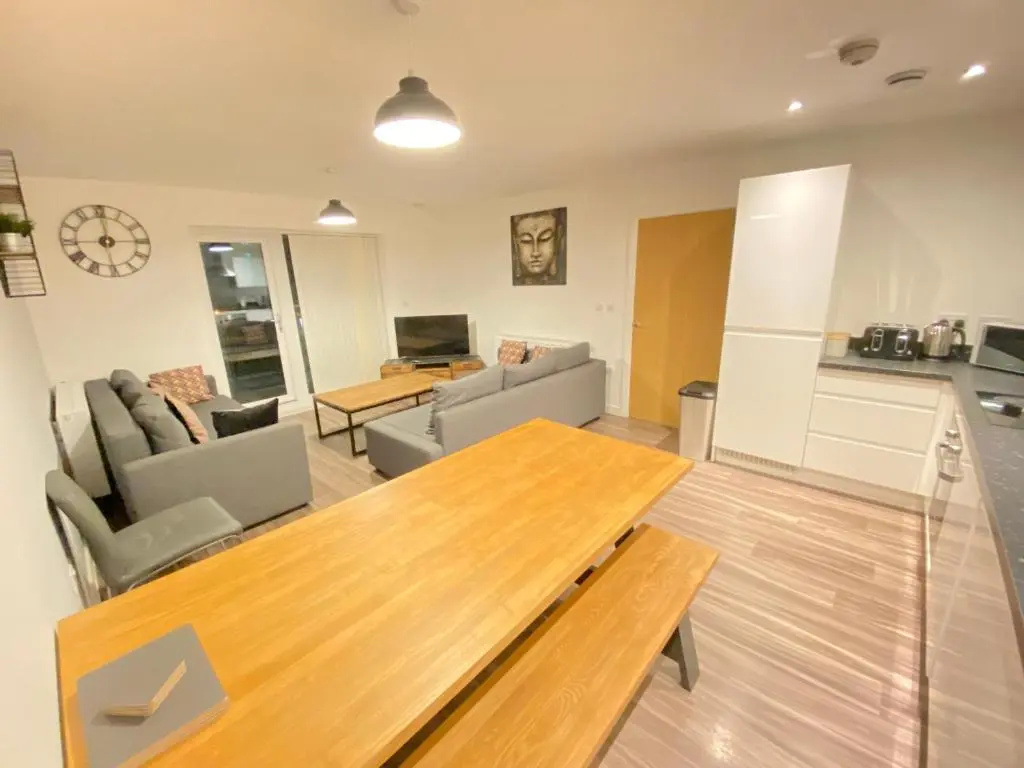 3 Bedrooms doubles or singles, 2 PARKING SPACES! WIFI & Smart TV's, Balcony