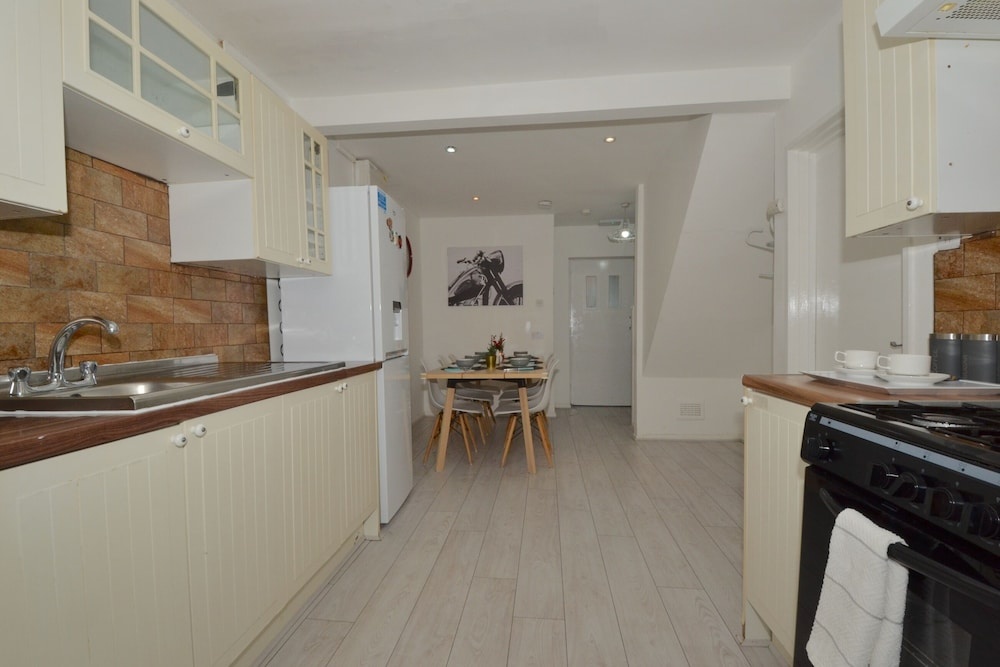 Charming 5-bed House in City Center and Car Park