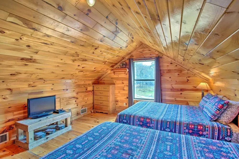Peaceful Pet-Friendly Retreat W/ Private Hot Tub!