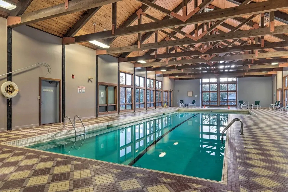 Relaxing Lincoln Condo w/ Fireplace & Shuttle