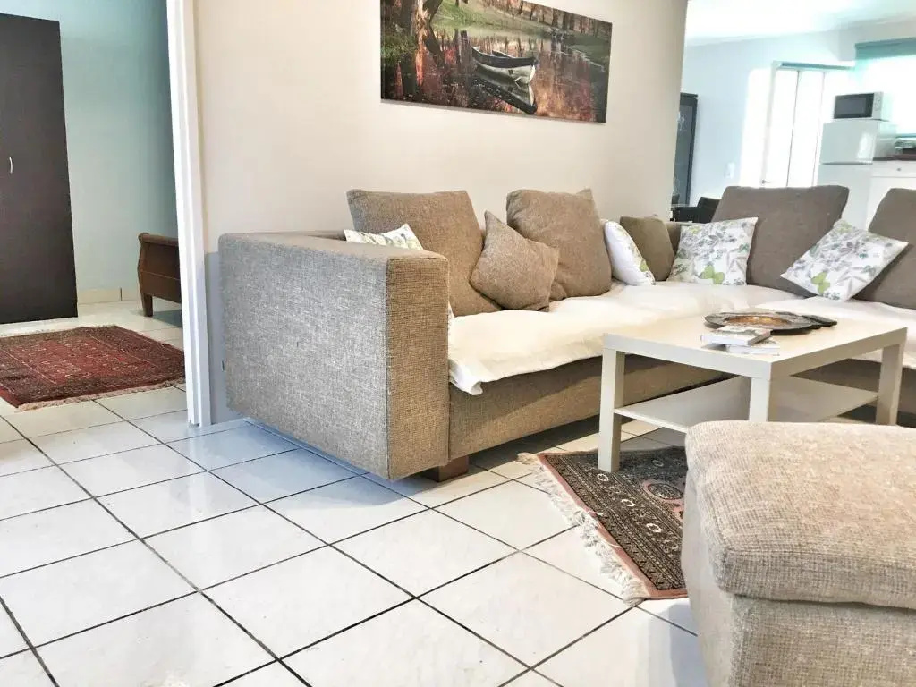 Renovated apt 100m from beach WiFi AC