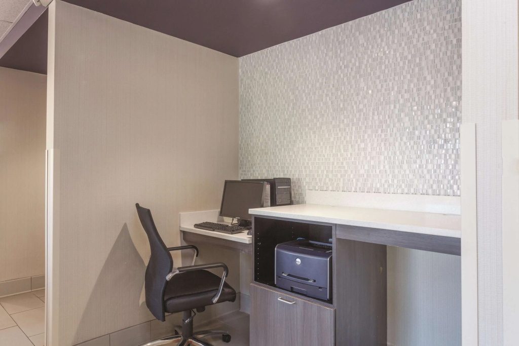 La Quinta Inn & Suites by Wyndham Jackson Airport