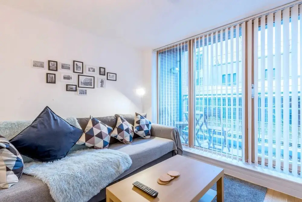 Modern Apartment in City Centre With Balcony