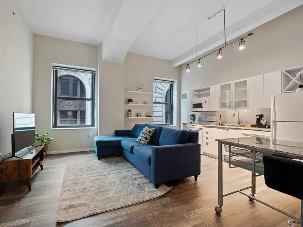 Heart of Downtown with Amazing Amenities steps from Nightlife 503
