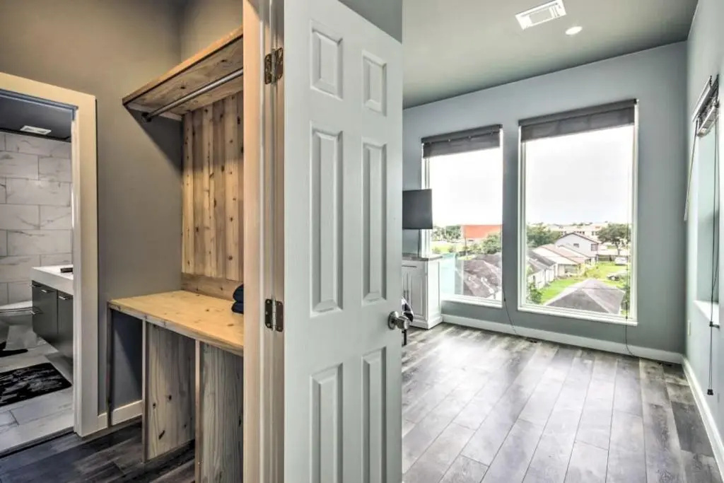 Rustic 4-Story Rooftop Spectacular Downtown View