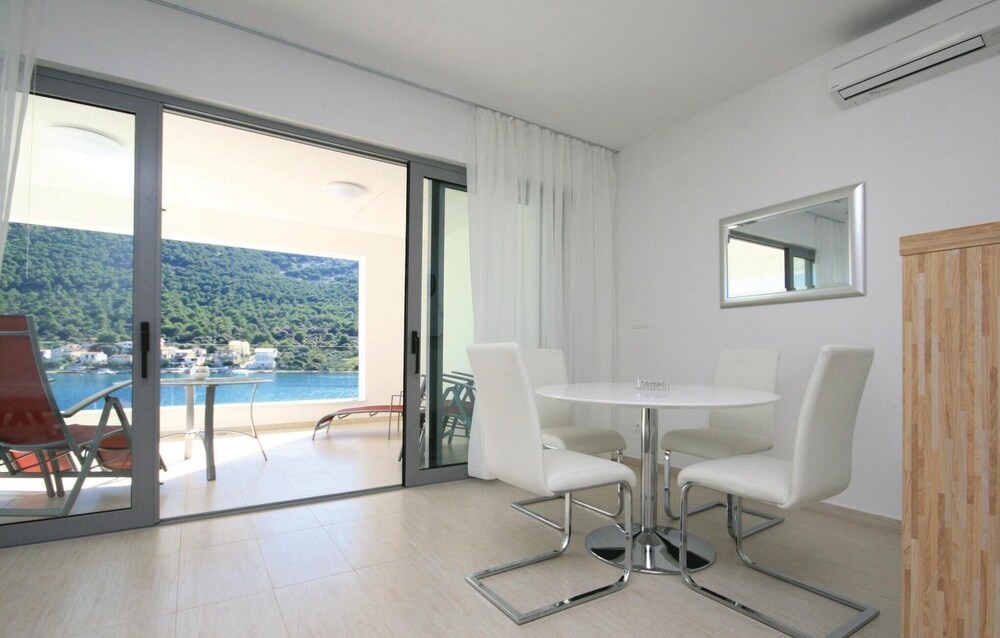 Nice Home in Grebastica With Wifi and 2 Bedrooms