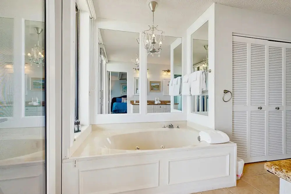 Ocean-view Penthouse With Pool, Balcony & Central AC - Snowbird-friendly