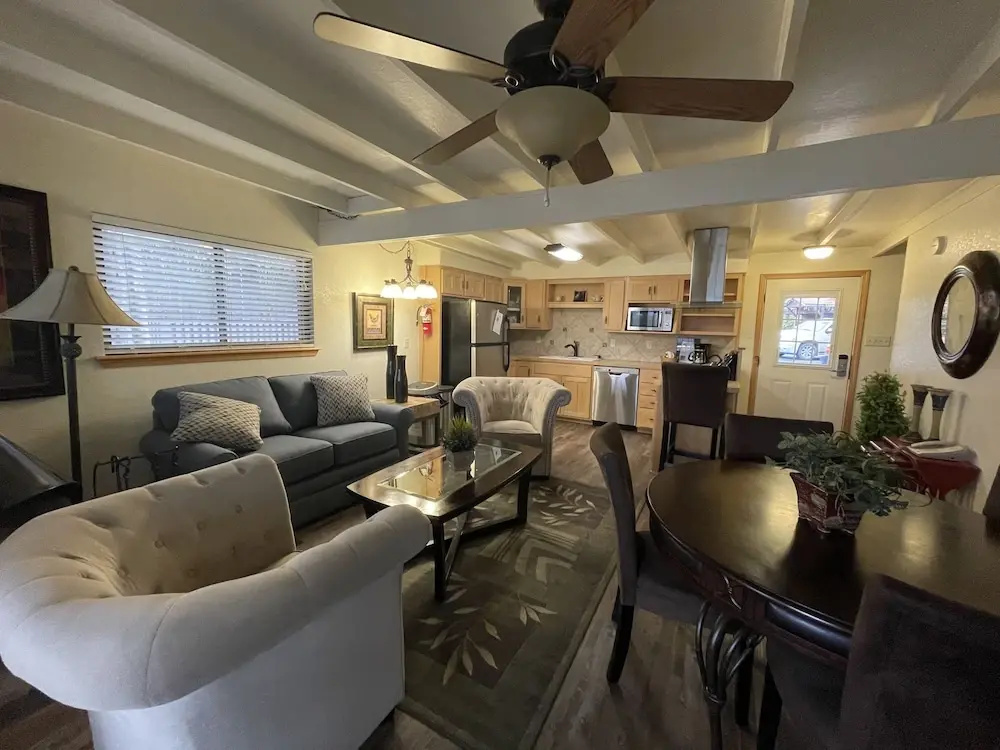 C1 - Mountain Harbor Lodge cottage on Lake Ouachita
