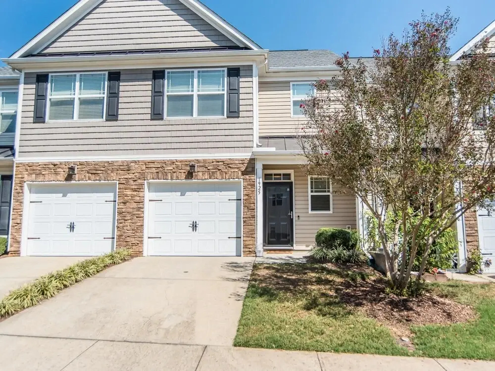 Luxury Three Bedroom Townhome Near Cary