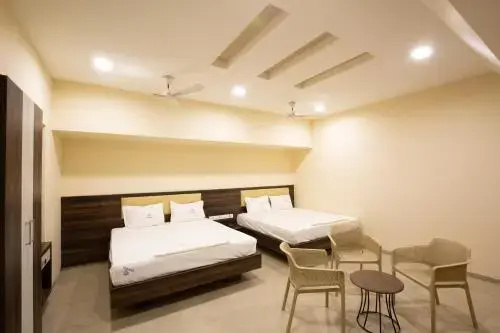 Ponnis Hotel