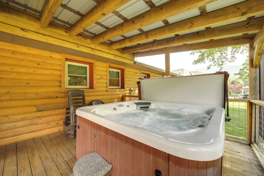 'campbell Retreat' in Maggie Valley w/ Deck!